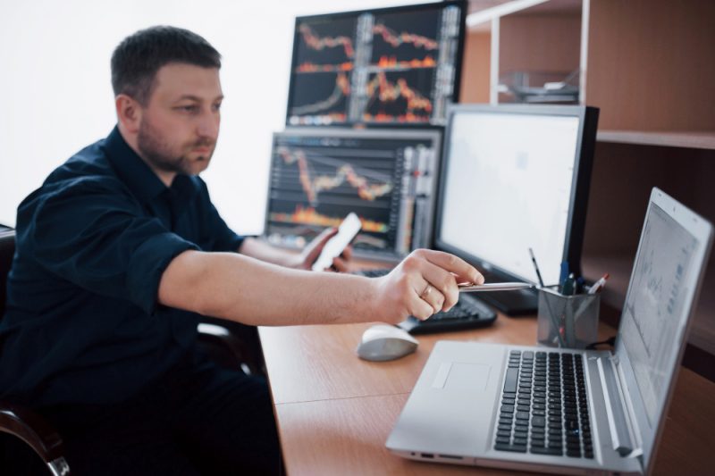 How to Trade Forex Safely on Major Holidays (2025 Guide)